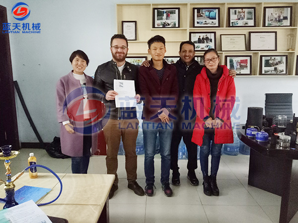 伊拉克水果烘干機客戶現(xiàn)場簽訂合同